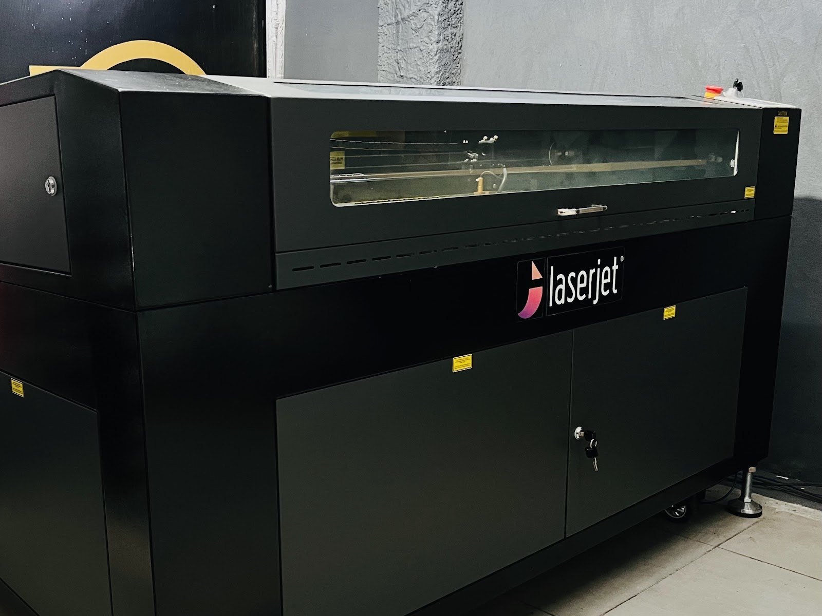 Máquina de corte a laser da Insight utilizada em letras caixa e peças recortadas