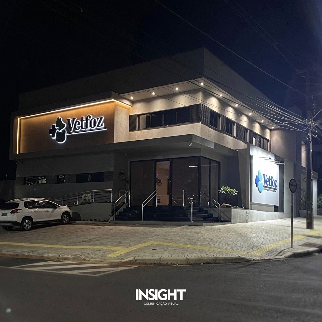 Fachada com letreiro luminoso executada pela Insight Comunicação Visual