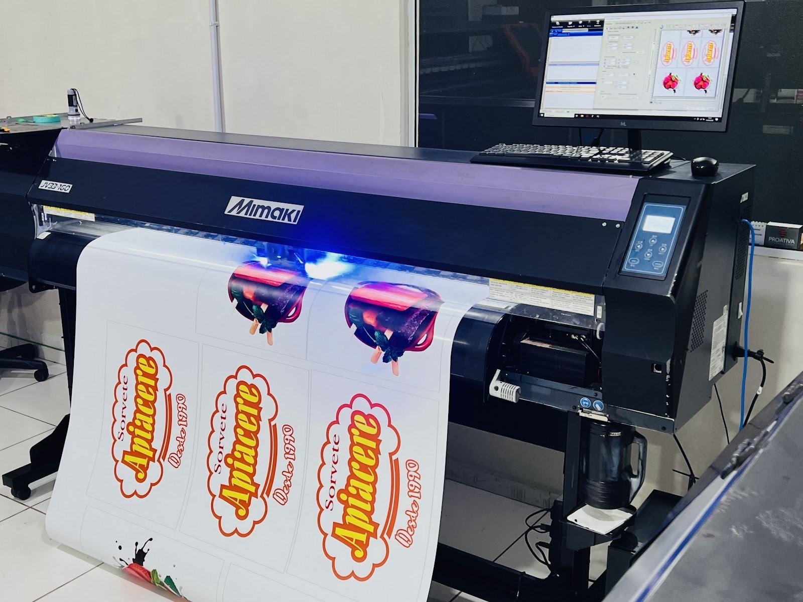 Impressora Mimaki produzindo adesivos recortados na Insight