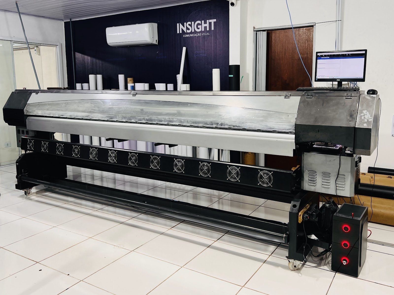 Sala de produção da Insight com impressoras de grande formato em operação