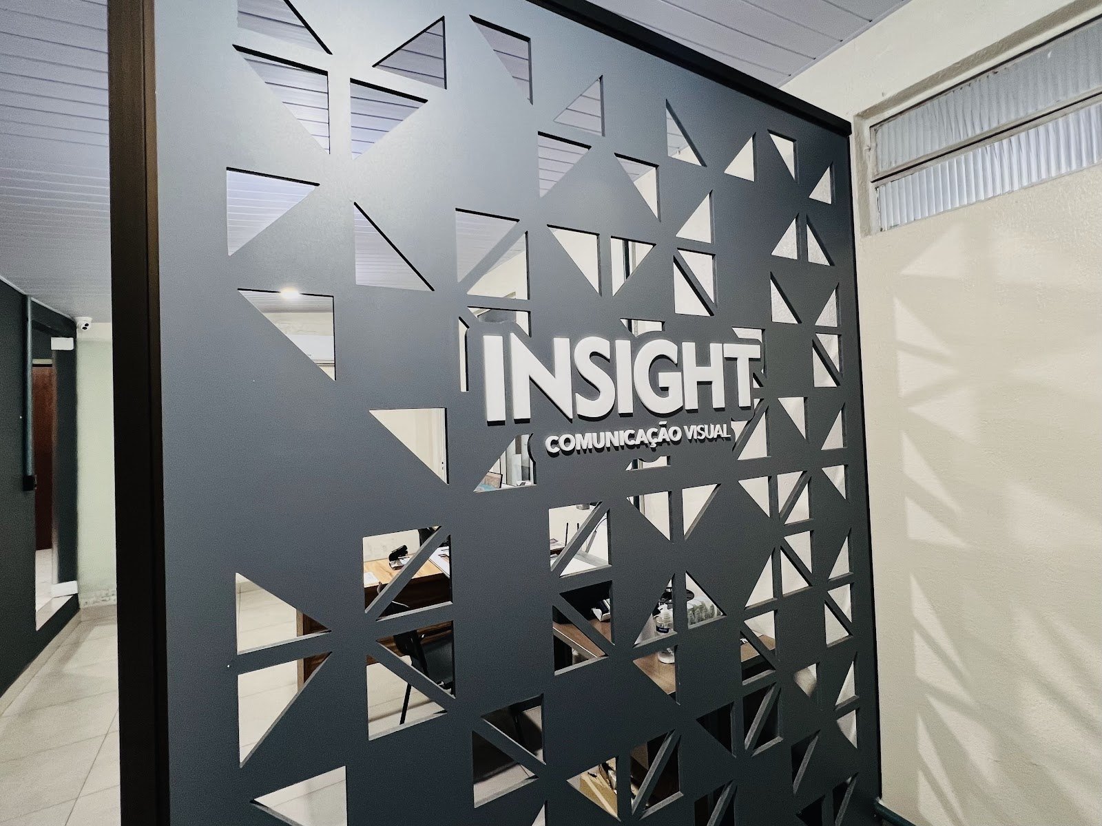 Recepção da Insight com painel recortado e o logotipo da empresa