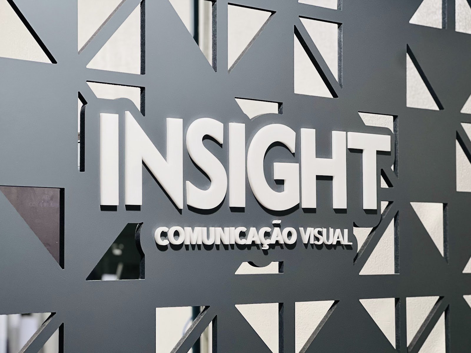 Painel institucional com o logotipo da Insight Comunicação Visual na sede em Foz do Iguaçu